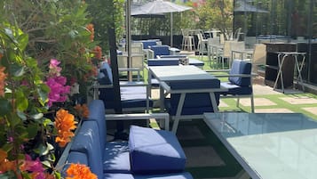 Desayuno buffet diario (AED 65 por persona)