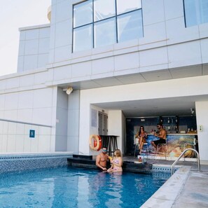 Bar en bord de piscine