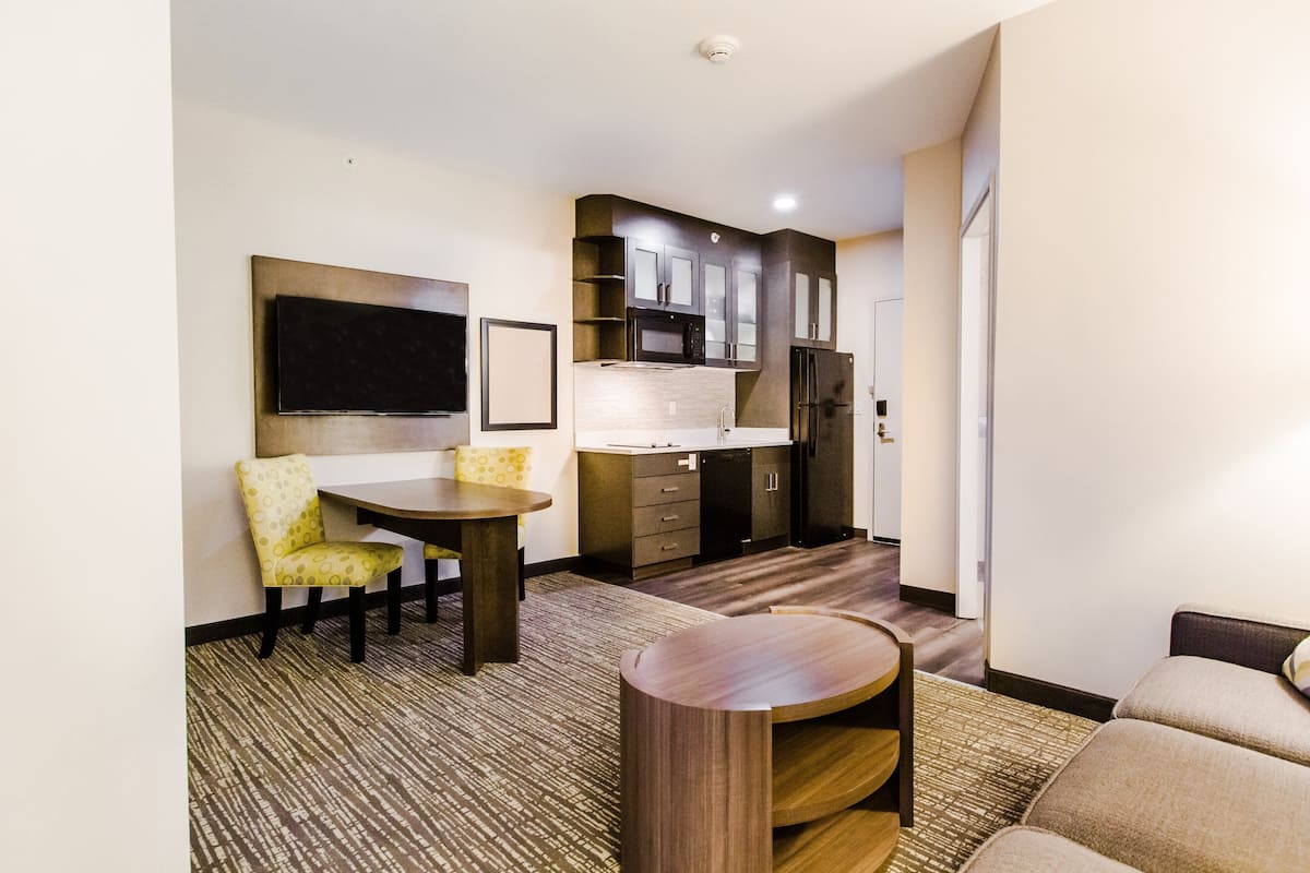 suite, 1 bedroom (walk-in shower) | 1 bedroom, pillow-top beds, in-room safe, desk