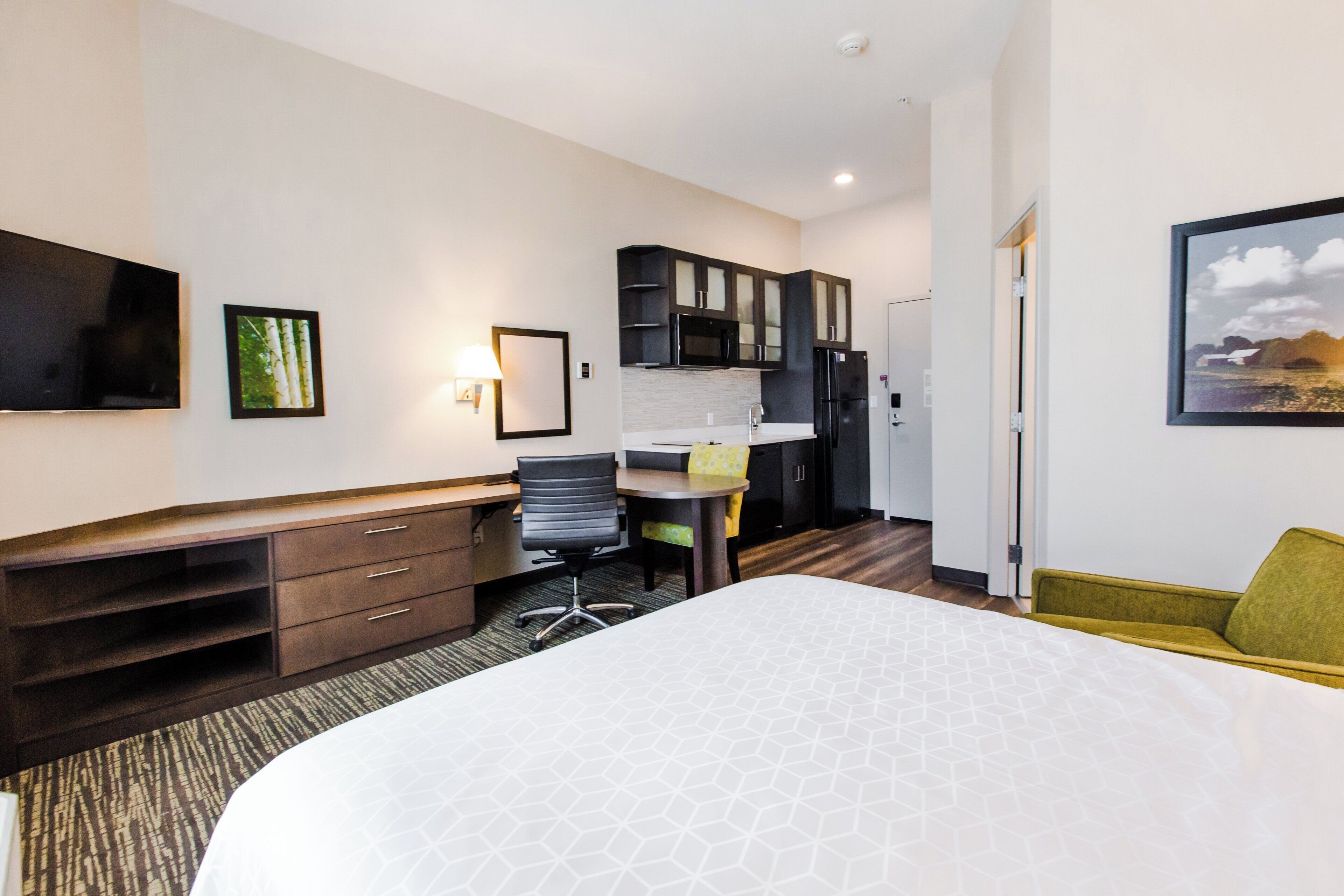 Studio Suite, 1 Queen Bed (Walk-In Shower) | Pillowtop beds, in-room safe, desk, blackout drapes