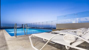 Utendørsbasseng, bassengparasoller og solsenger