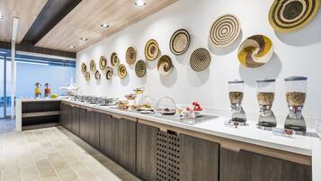 Una barra de desayuno moderna con diversas opciones de comida y decoración mural.
