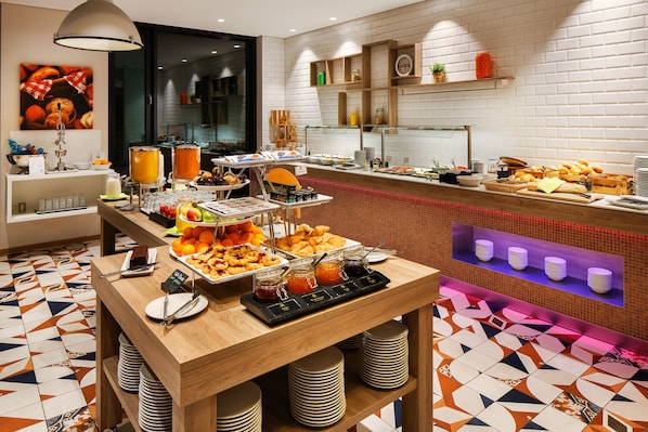 Daily buffet breakfast (EUR 23.00 per person) - Holiday Inn Dusseldorf City Toulouser Allee by IHG (Düsseldorf)