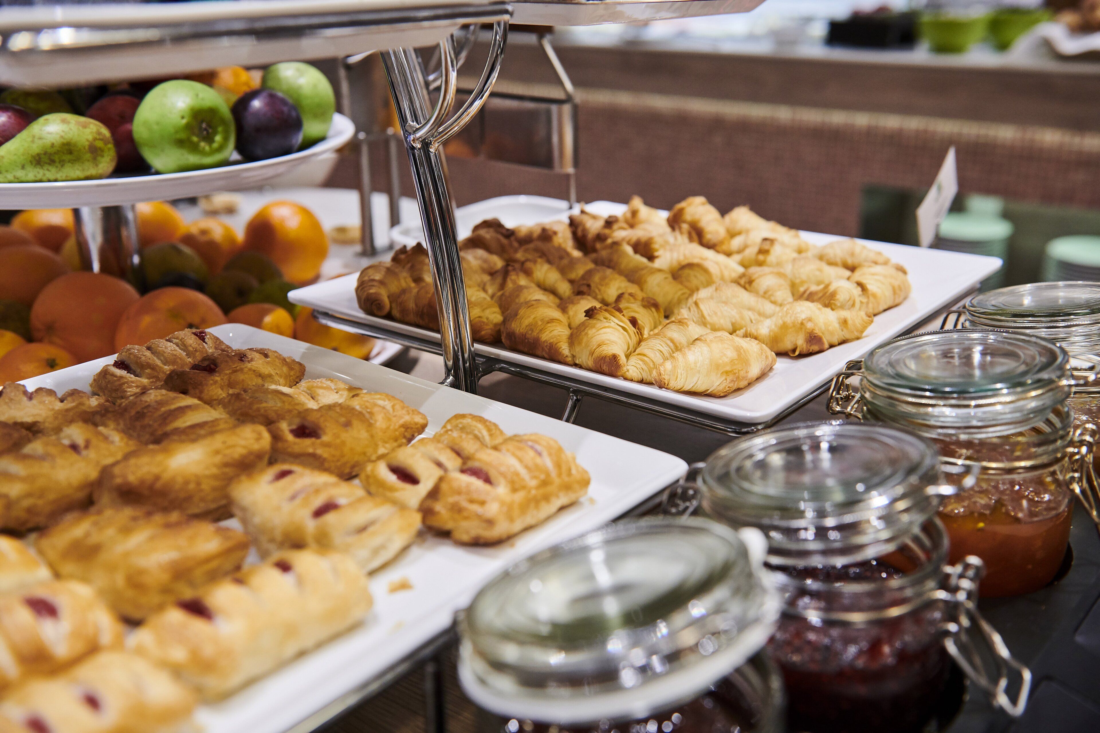 بوفيه فطور يوميًا بتكلفة قدرها (23.00 EUR للشخص)