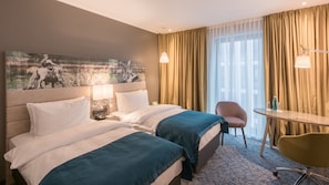 In-room safe, desk, laptop workspace, blackout curtains - Holiday Inn Dusseldorf City Toulouser Allee by IHG (Düsseldorf)