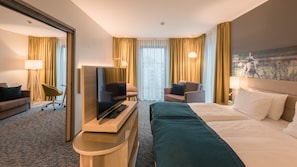 In-room safe, desk, laptop workspace, blackout curtains - Holiday Inn Dusseldorf City Toulouser Allee by IHG (Düsseldorf)
