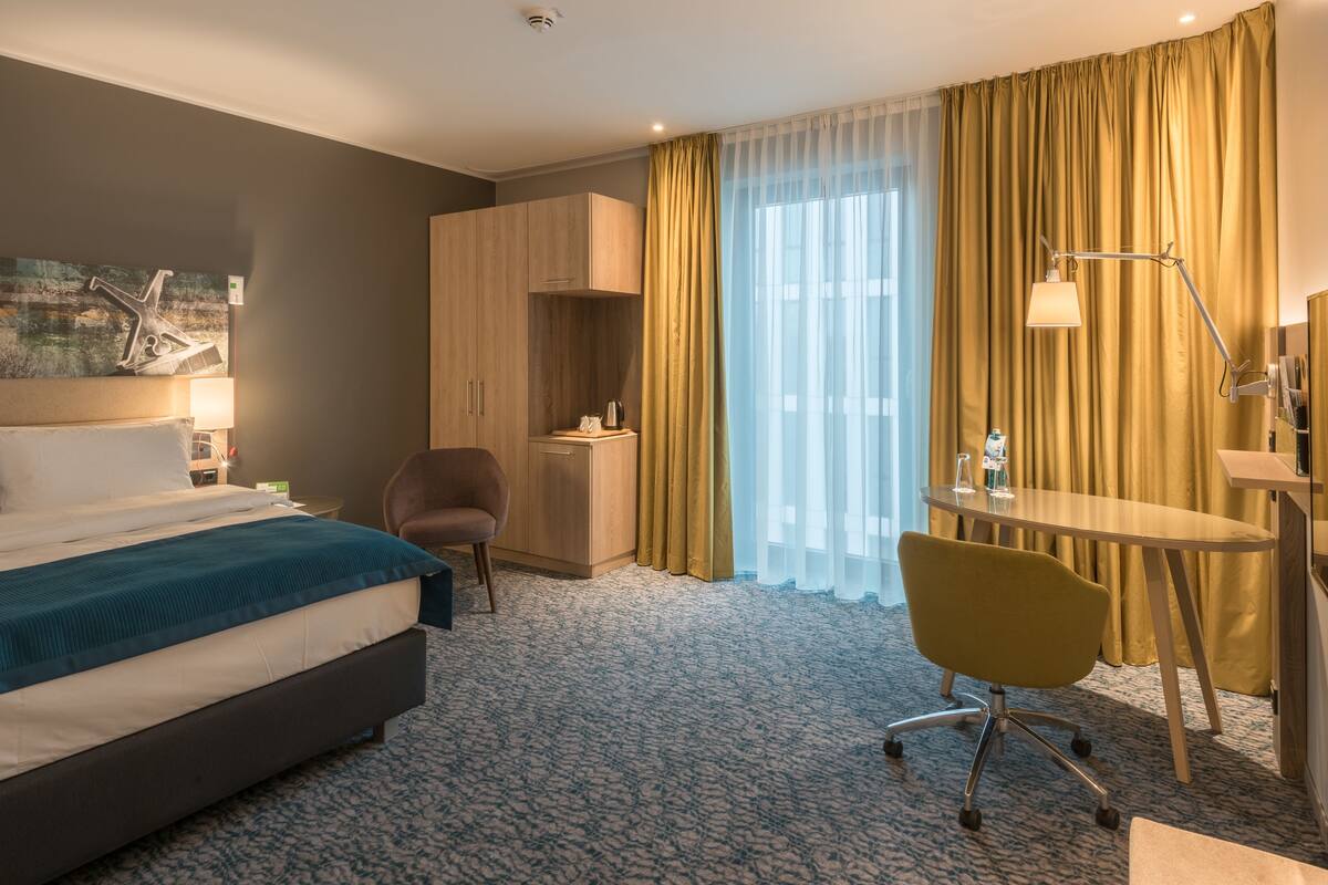 room, accessible, non smoking (roll-in shower) | 1 bedroom, in-room safe, desk, laptop workspace