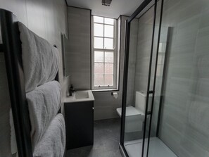 Shower, hydromassage showerhead, free toiletries, hair dryer - The Townhouse Chester (Chester)