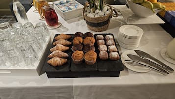 Daily full breakfast (GBP 13.95 per person)