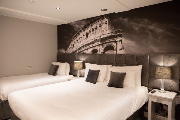 防过敏的被褥、办公桌、笔记本电脑工作区、遮光窗帘