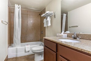 Combined shower/tub, free toiletries, hair dryer, towels
