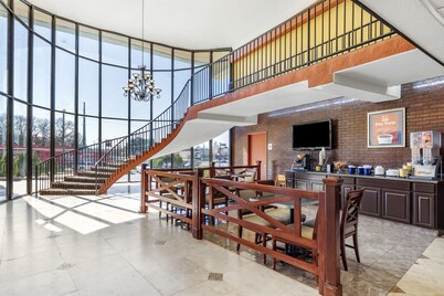 Rose City Inn & Suites