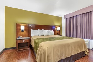 Suite | Escritorio, cortinas blackout y tabla de planchar con plancha 