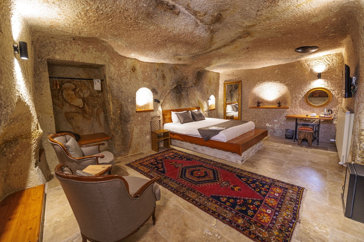 Deluxe Cave Room | 1 bedroom, premium bedding, individually decorated
