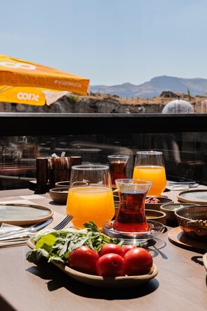 Petit déjeuner composé de spécialités régionales compris tous les jours