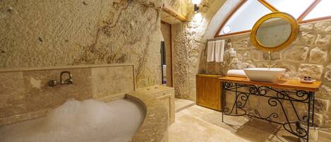 Deluxe Cave Room | Bathroom | Free toiletries, hair dryer, slippers, towels