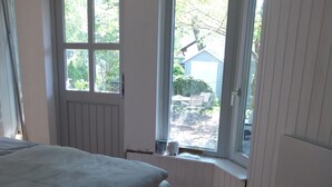 Unclassified image, 2 of 35, button - feine laube (Berlin)