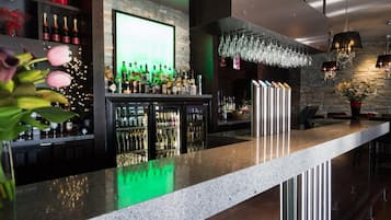 2 間酒吧/酒廊、葡萄酒酒吧、運動酒吧