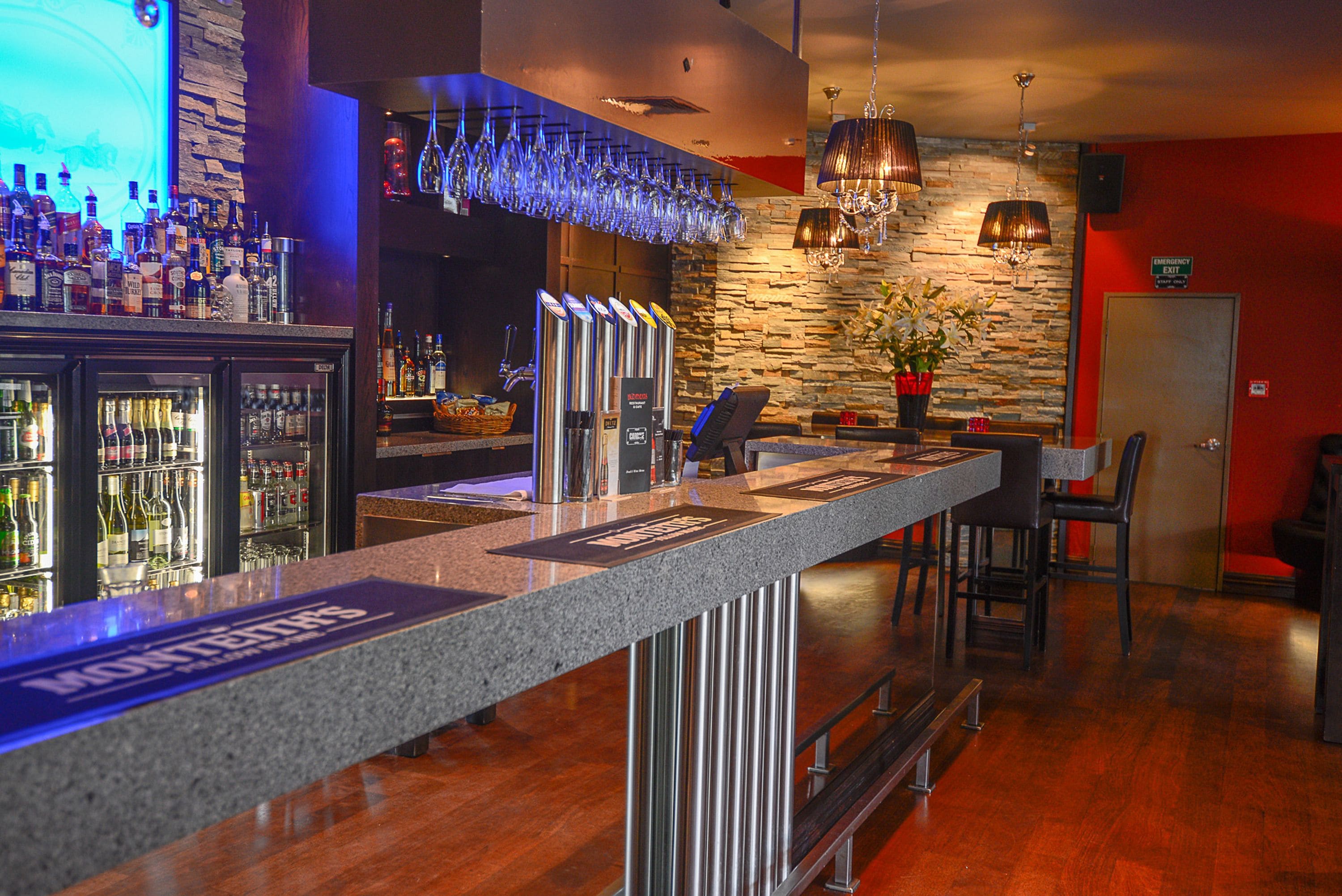 2 bar/ruang istirahat, bar wain, bar sukan 