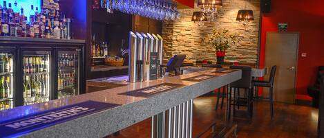 2 bars, bar à vin, bar sportif