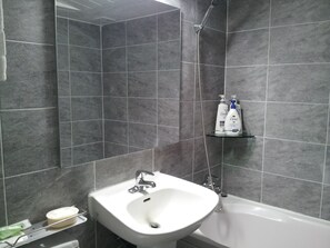 免費盥洗用品、吹風機、浴袍、拖鞋