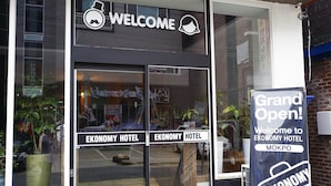 The exterior of the Economy Hotel with a 'Welcome' sign above the entrance. - Ekonomy Hotel Mokpo (Mokpo)