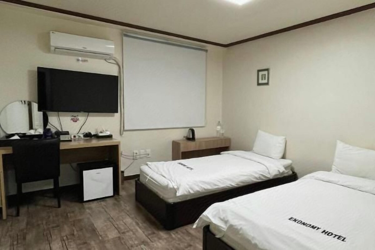 Cortinas opacas, wifi gratis, ropa de cama