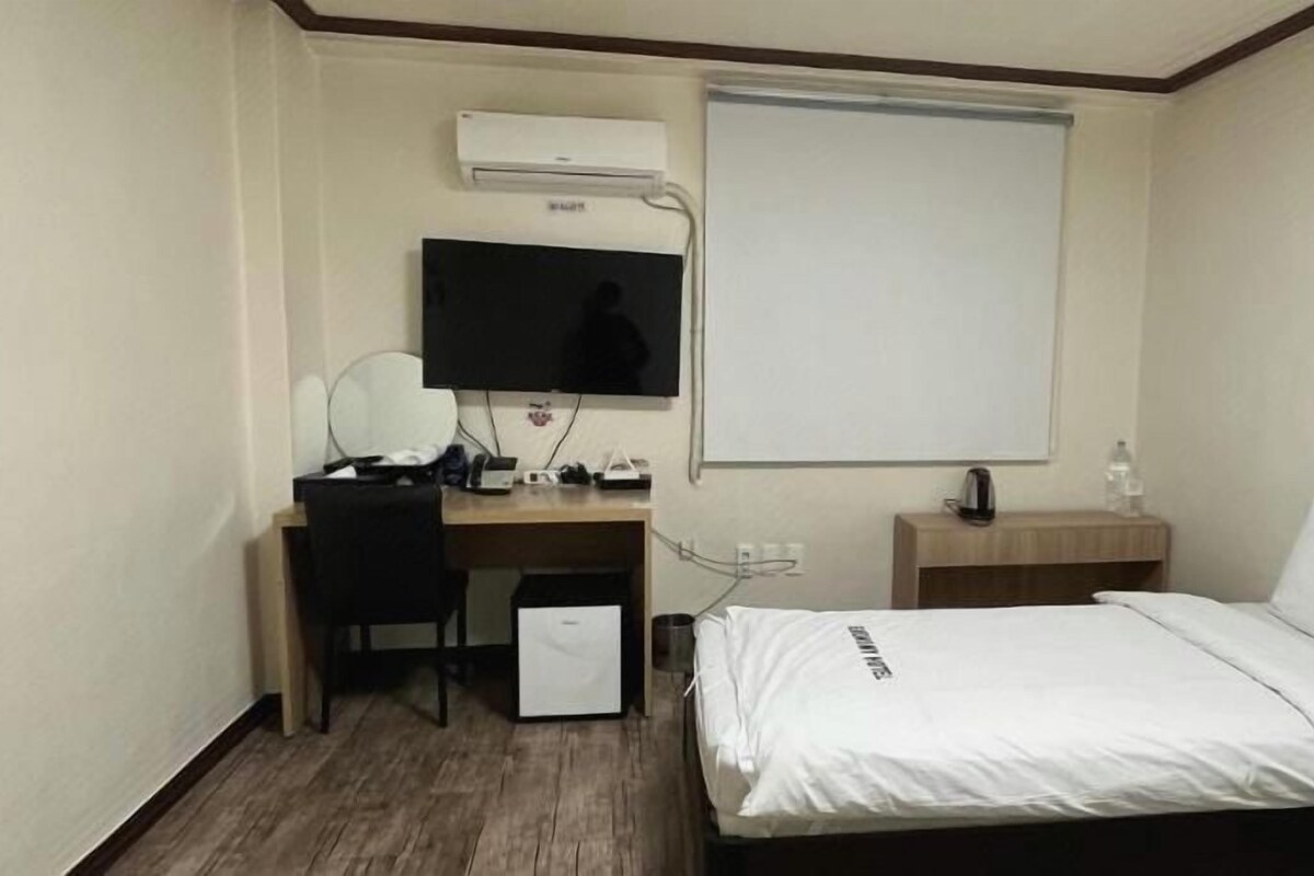Blackout drapes, WiFi (free), bed sheets