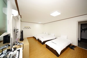 Habitación triple | Cortinas blackout, wifi gratis y ropa de cama 