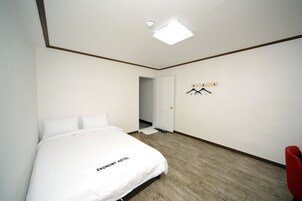 Double Room | Blackout drapes, WiFi (free), bed sheets