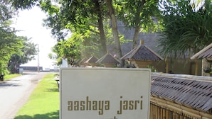 Señal para Aashaya Jasri Resort.