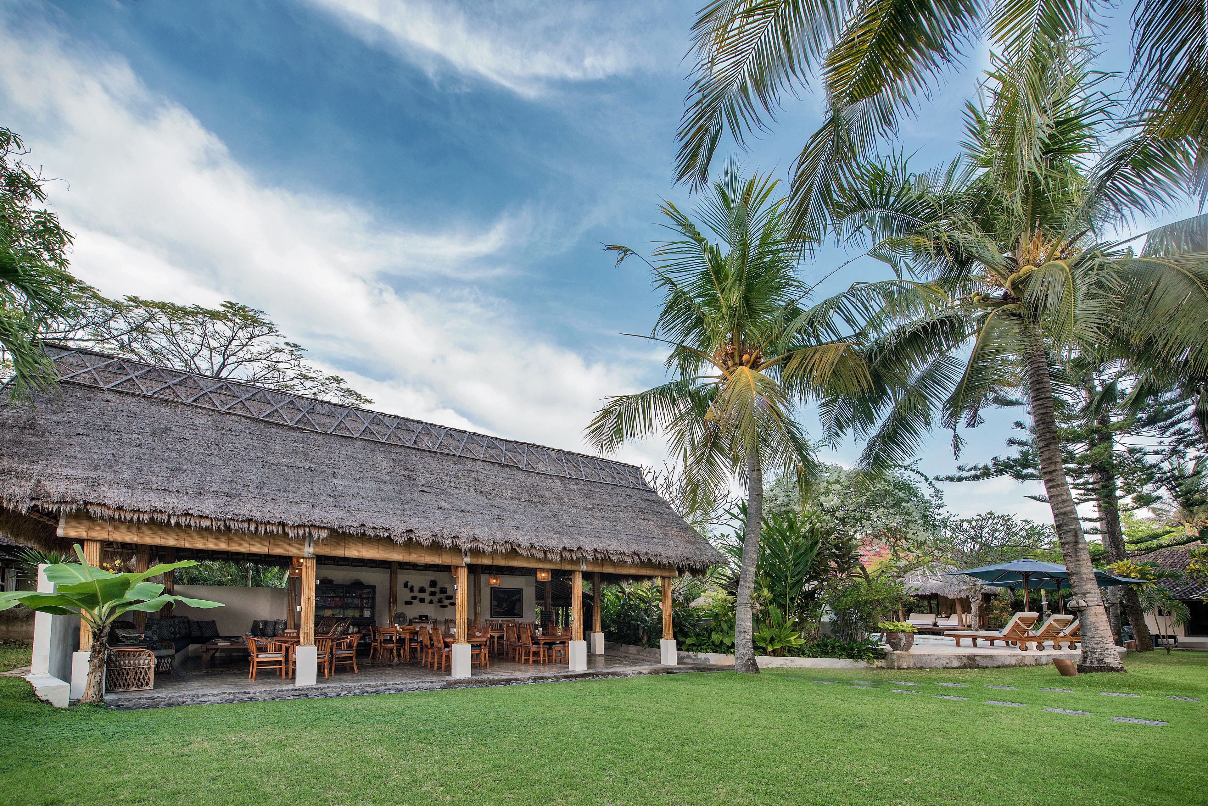 2 restaurants, breakfast, lunch, dinner served; international cuisine