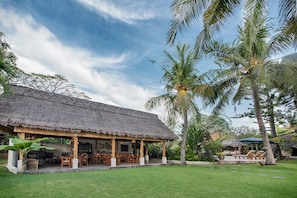 2 restaurants; breakfast, lunch, dinner, and brunch served - Aashaya Jasri Resort (Karangasem)