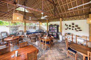 2 restaurantes, café da manhã, culinária internacional