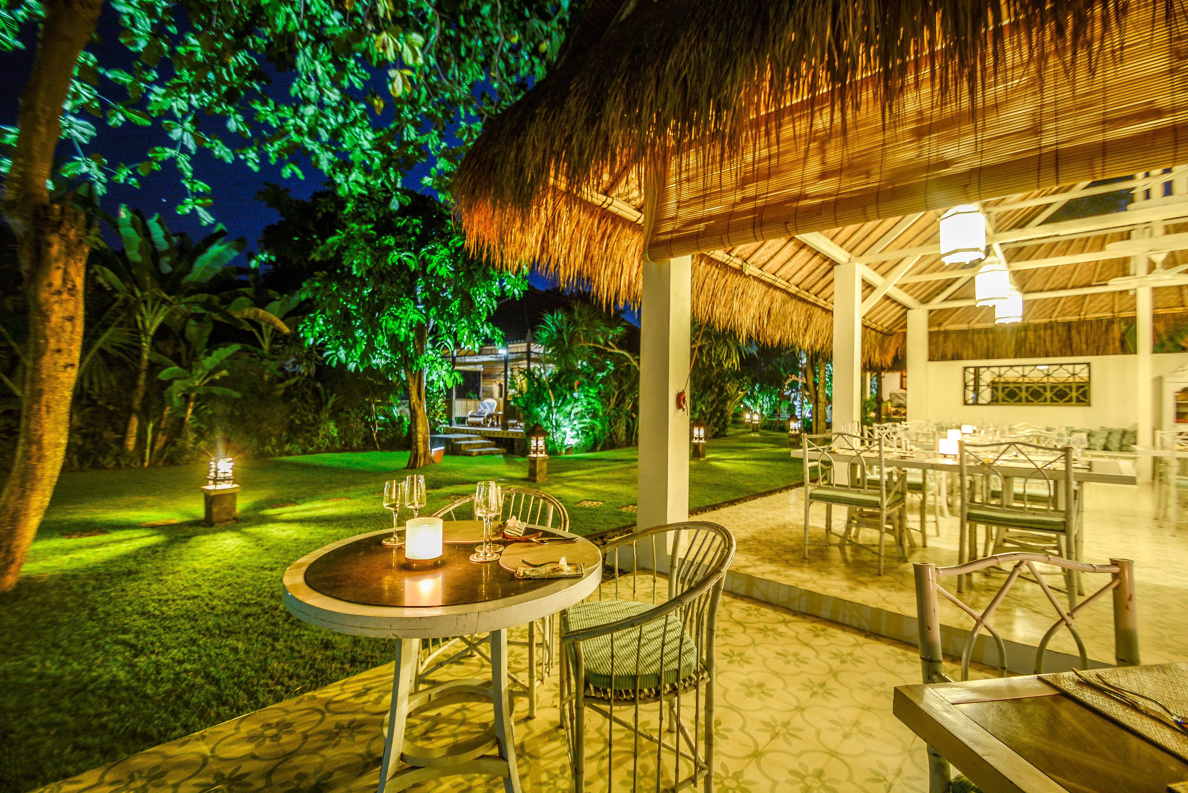 2 restaurants, breakfast, lunch, dinner served; international cuisine