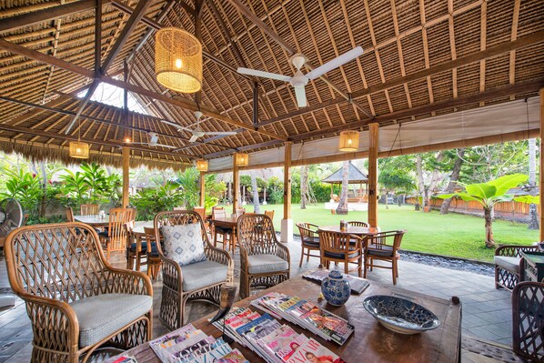 2 restaurantes, café da manhã, culinária internacional