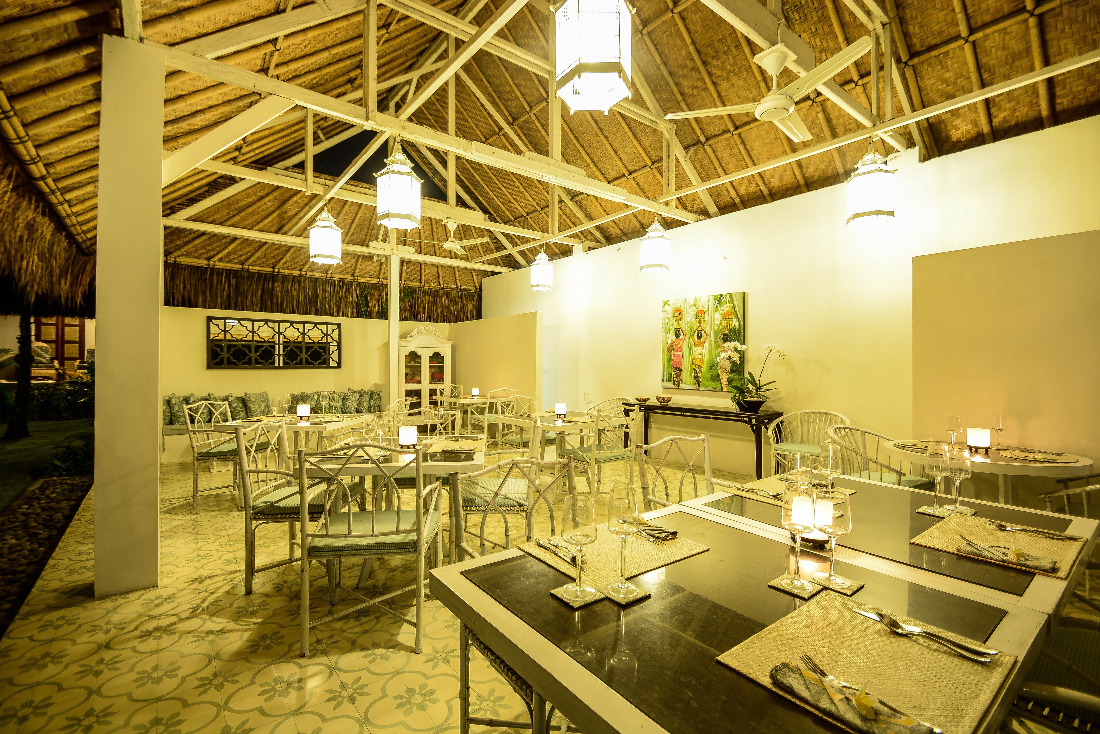 2 restaurants, breakfast, lunch, dinner served; international cuisine