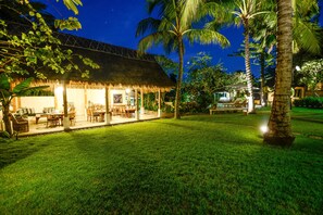 2 restaurants, breakfast, lunch, dinner served; international cuisine 