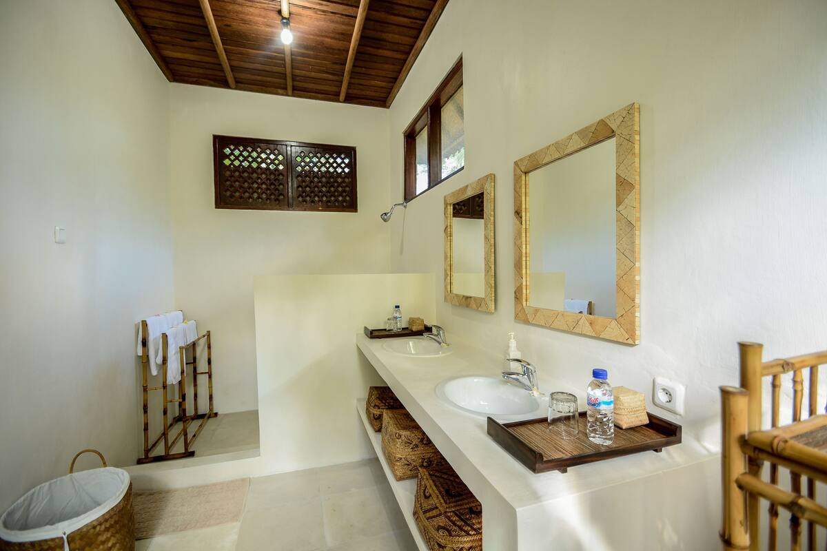 villa, sea view (villa ombak) | bathroom | shower, free toiletries, hair dryer, towels