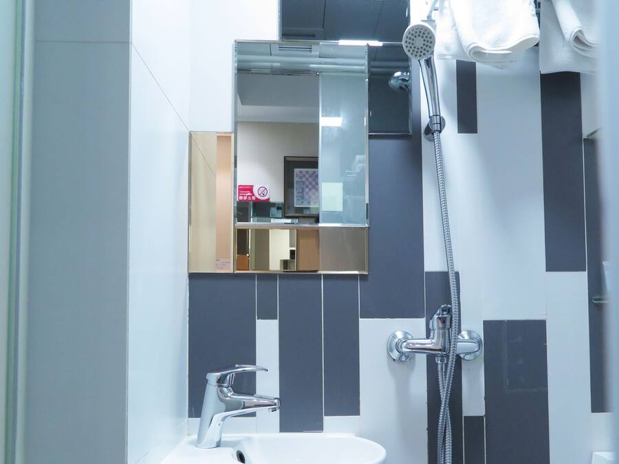 Shower, rainfall showerhead, free toiletries, hair dryer