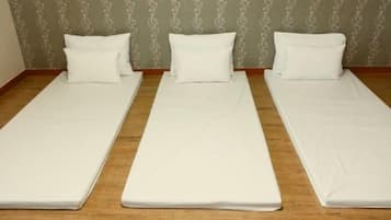 Escritorio, wifi gratis, ropa de cama