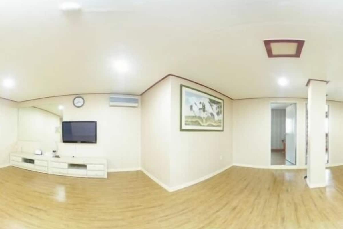 Een bureau, gratis wifi, beddengoed