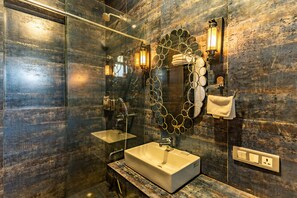 Habitación familiar | Baño | Regadera, regadera tipo lluvia, toallas 