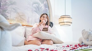 Minibar, brankas, dan didekorasi berbeda-beda