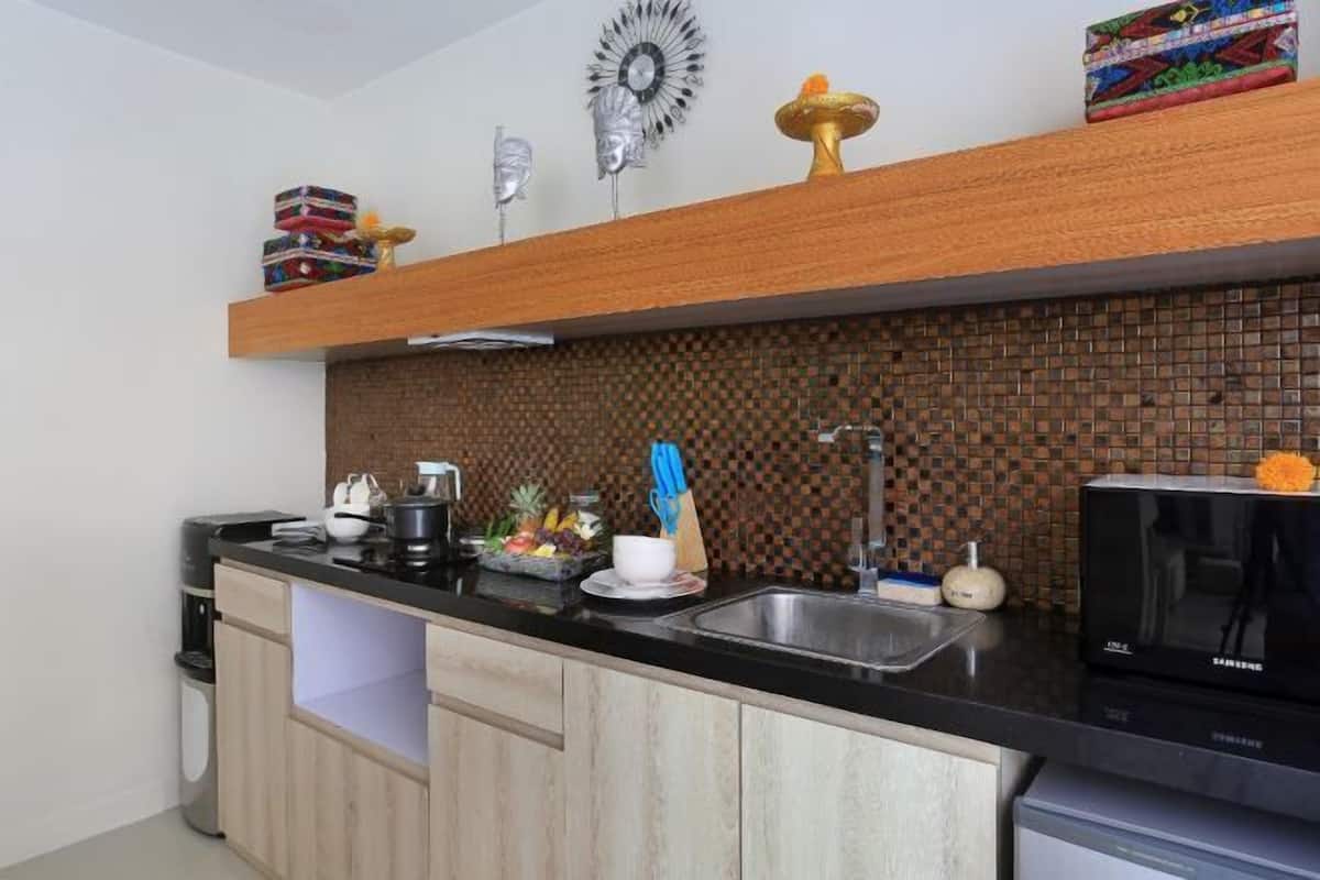 Full-sized fridge, microwave, stovetop, coffee/tea maker