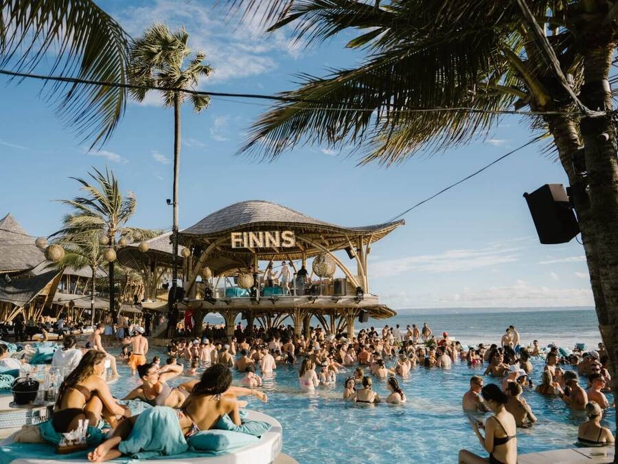 Pantai berhampiran, pasir putih