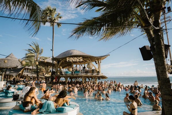 ビーチの近く、白砂