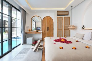 Deluxe Villa, 1 Bedroom, Private Pool | Bar mini, peti besi dalam bilik, dihias secara berasingan 