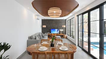 Deluxe villa, 1 hálószobával, privát medence | Étkezés a szobában