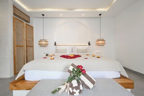 Minibar, caja de seguridad en la habitación y decoración personalizada 